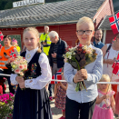 På kaia venter 9-åringene Odin Storheim Homlong og Johanne Melchior Meek med blomster til Kongeparet. Foto: Lise Åserud, NTB